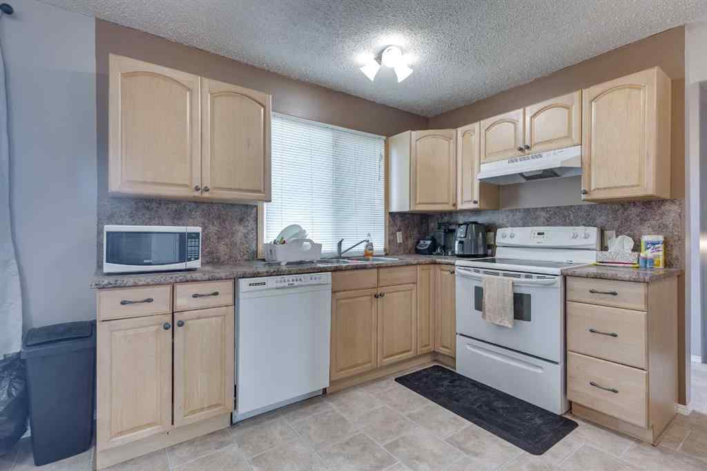 MLS® A2246988 - 5902 40 Avenue  in Grandview Stettler, Residential
