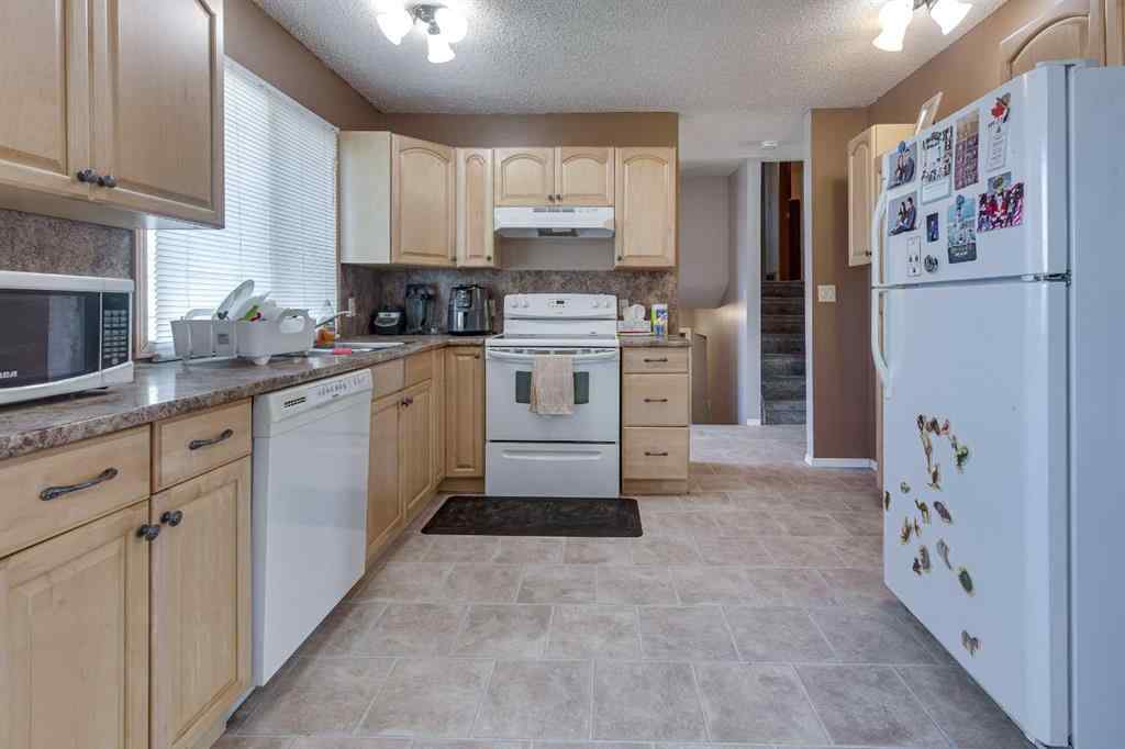 MLS® A2246988 - 5902 40 Avenue  in Grandview Stettler, Residential
