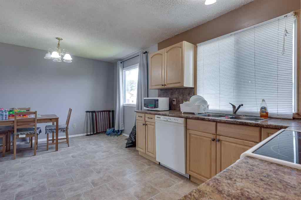 MLS® A2246988 - 5902 40 Avenue  in Grandview Stettler, Residential