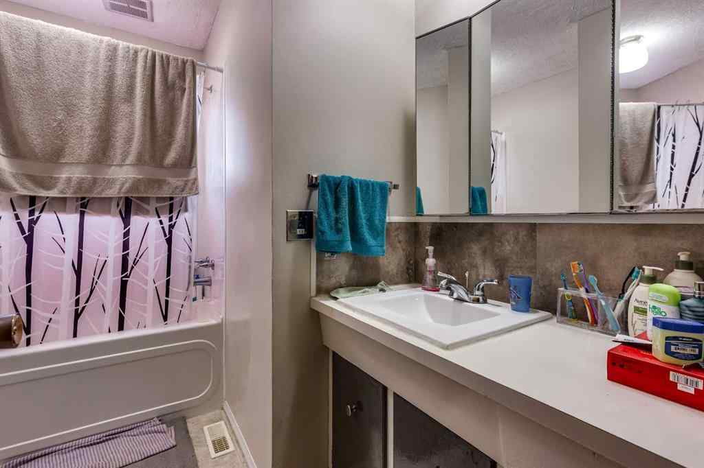 MLS® A2246988 - 5902 40 Avenue  in Grandview Stettler, Residential