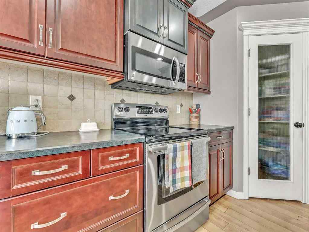 MLS® A2247032 - 246 Somerset Road SE in Southland Medicine Hat, Residential