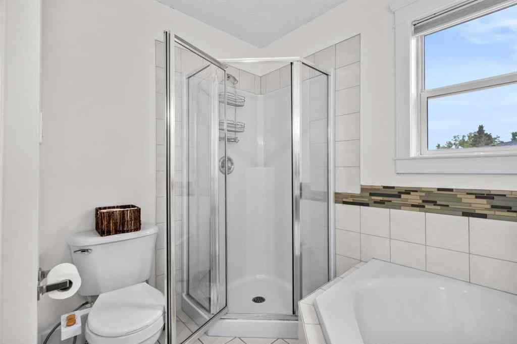 MLS® A2247040 - 3111 39 Street SW in Glenbrook Calgary, Residential