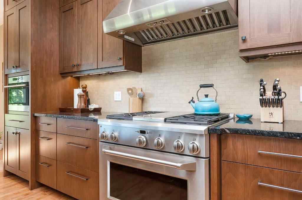 MLS® A2247079 - 664 29 Avenue NW in Mount Pleasant Calgary, Residential