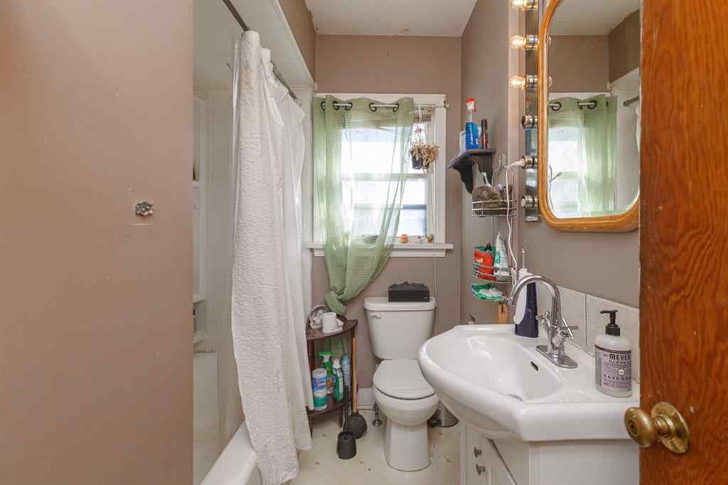 MLS® A2247084 - 2824 Parkdale Boulevard NW in West Hillhurst Calgary, Residential