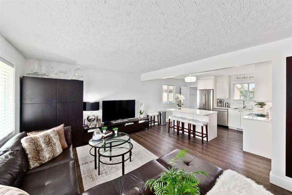 MLS® A2247153 - 805 67 Avenue SW in Kingsland Calgary, Residential