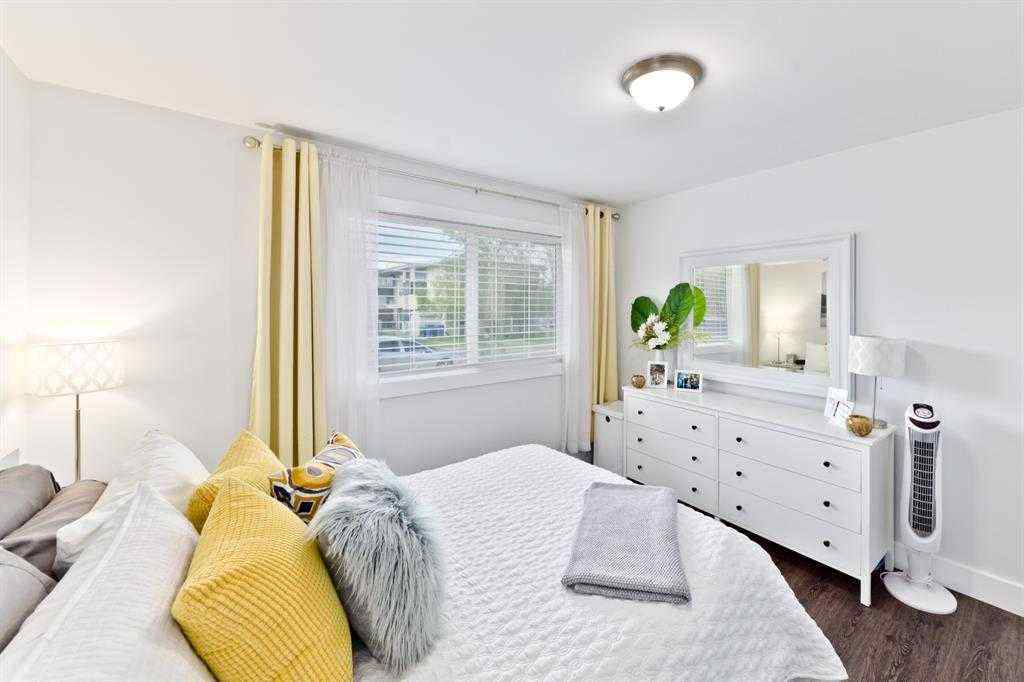 MLS® A2247153 - 805 67 Avenue SW in Kingsland Calgary, Residential