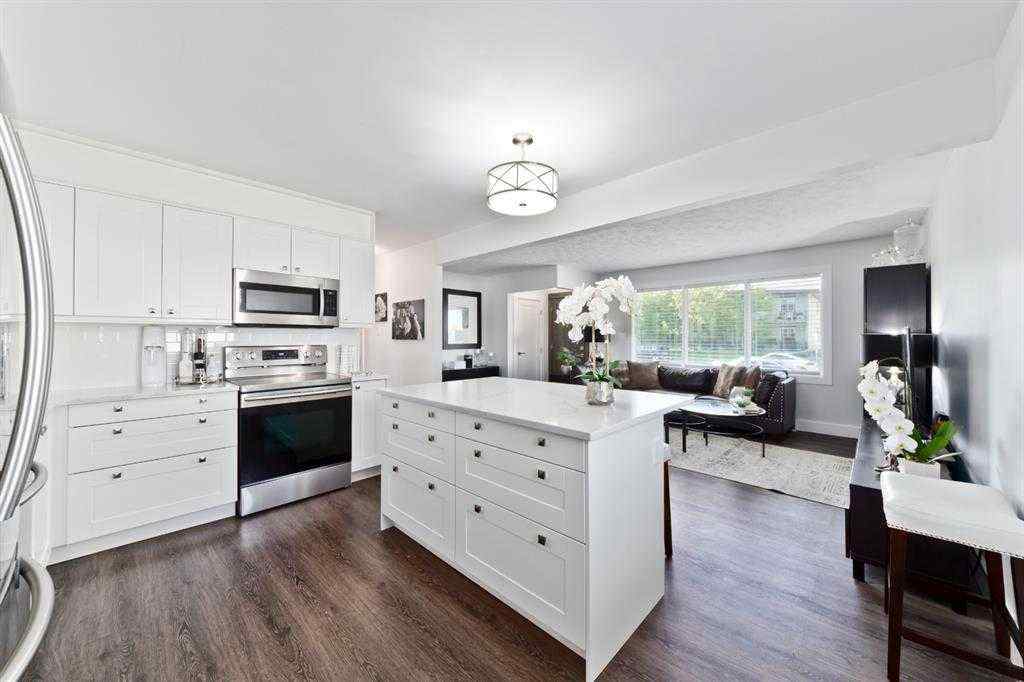 MLS® A2247153 - 805 67 Avenue SW in Kingsland Calgary, Residential