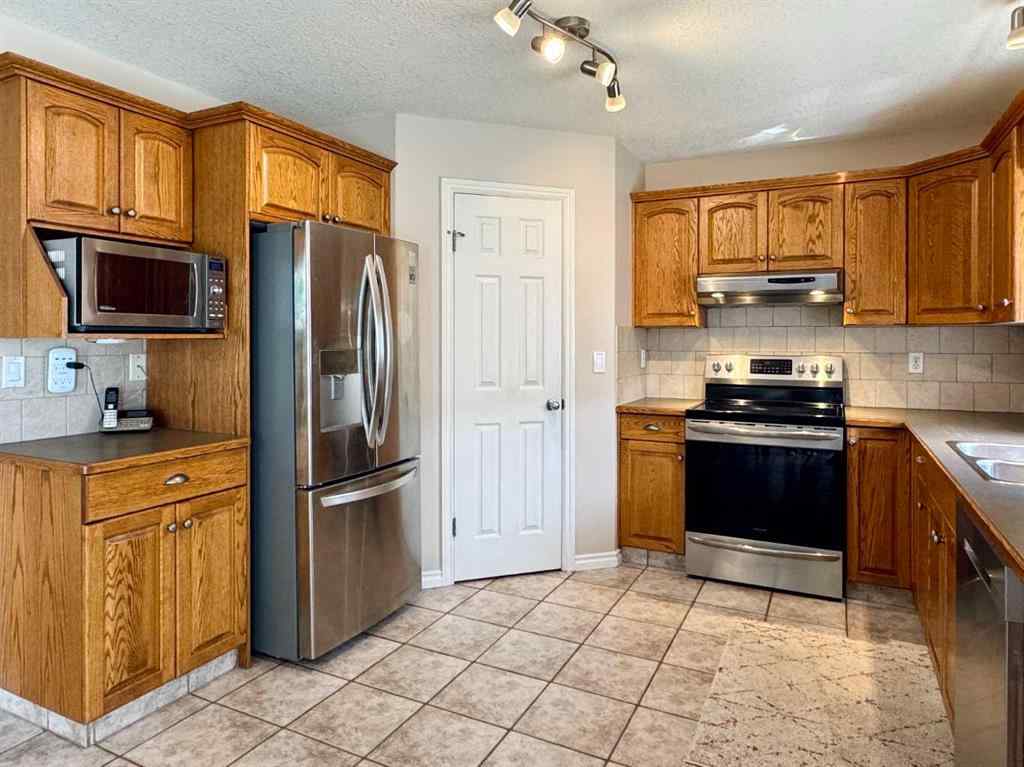 MLS® A2247192 - 225 Cougar Way N in Uplands Lethbridge, Residential