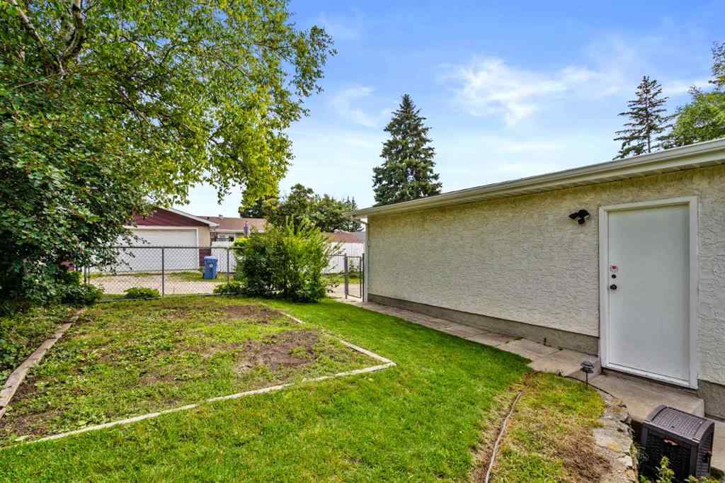MLS® A2247229 - 5212 33 Street NW in Brentwood Calgary, Residential