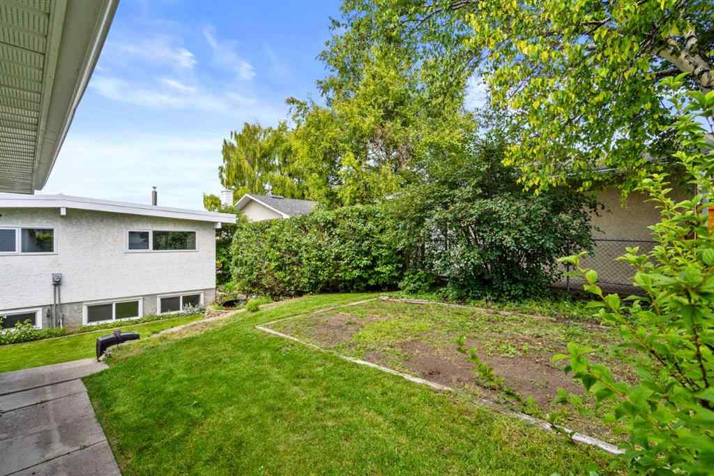 MLS® A2247229 - 5212 33 Street NW in Brentwood Calgary, Residential