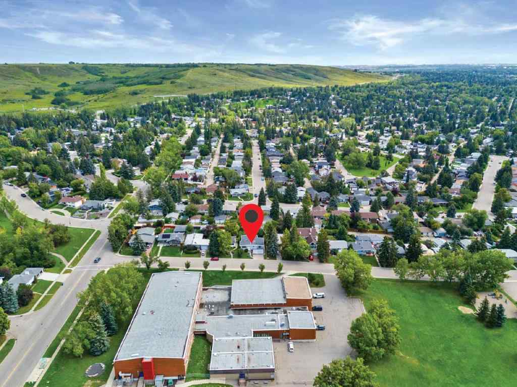 MLS® A2247229 - 5212 33 Street NW in Brentwood Calgary, Residential