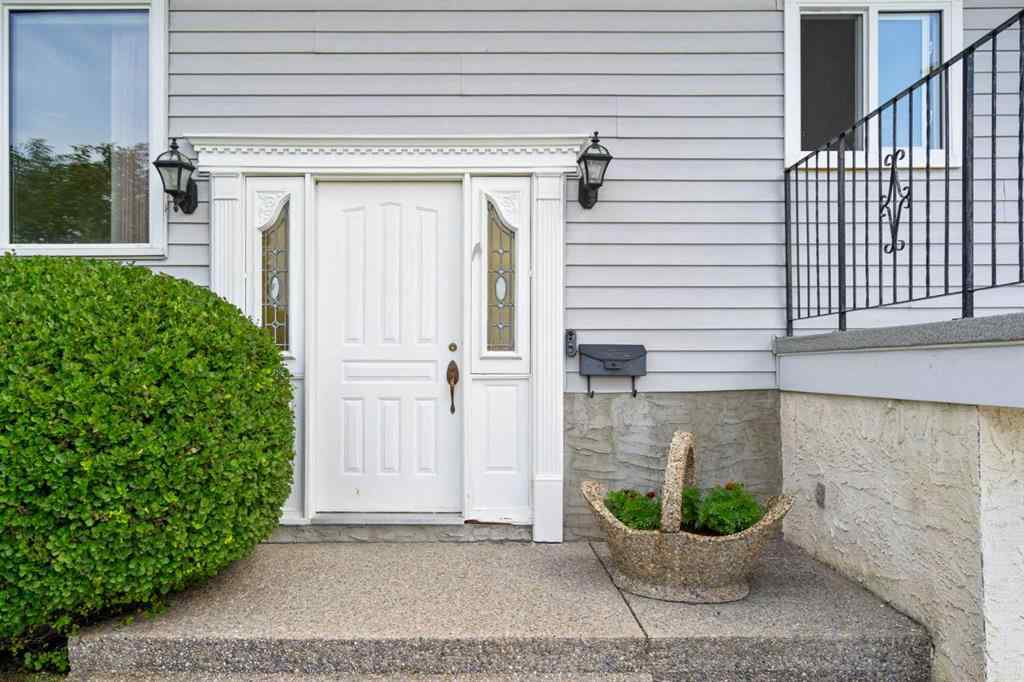 MLS® A2247229 - 5212 33 Street NW in Brentwood Calgary, Residential
