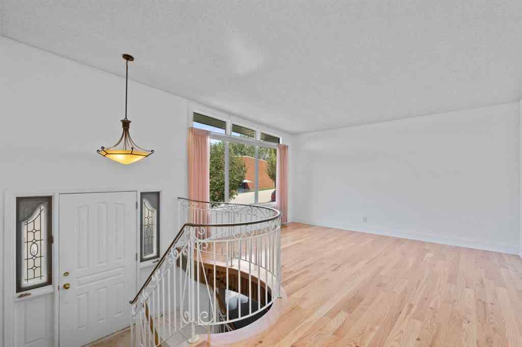 MLS® A2247229 - 5212 33 Street NW in Brentwood Calgary, Residential