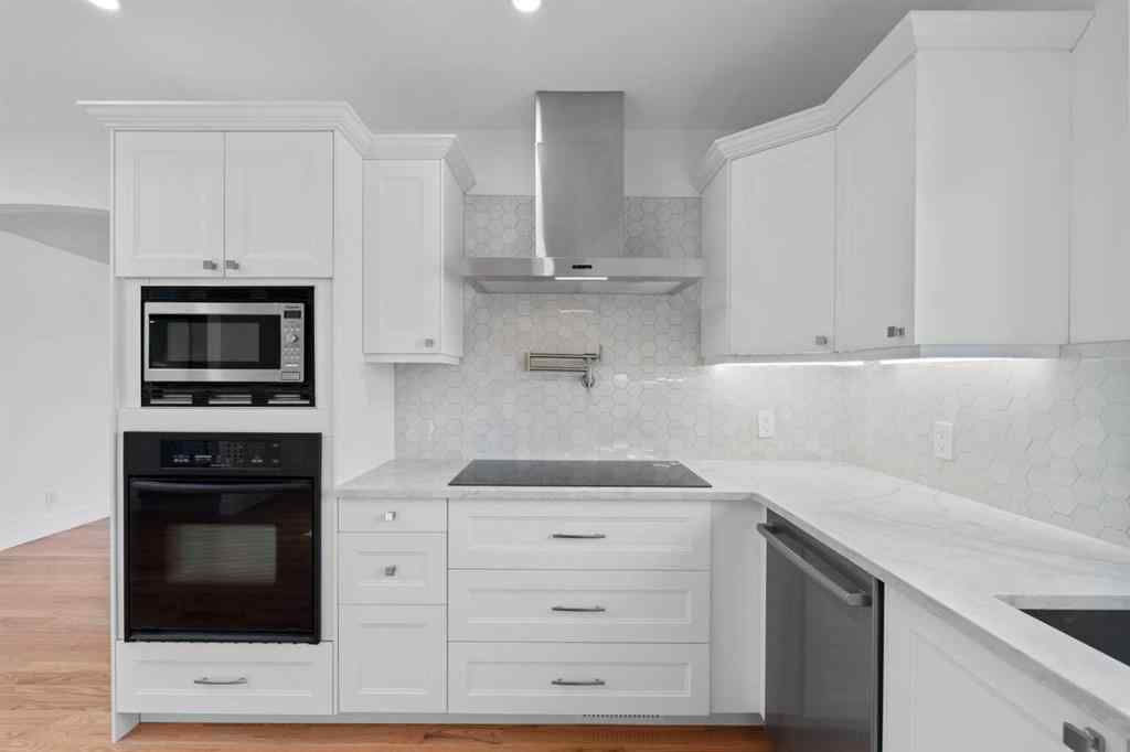 MLS® A2247229 - 5212 33 Street NW in Brentwood Calgary, Residential