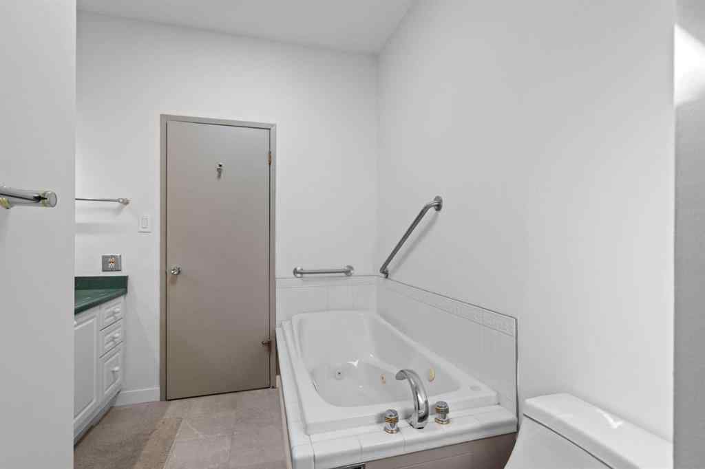MLS® A2247229 - 5212 33 Street NW in Brentwood Calgary, Residential