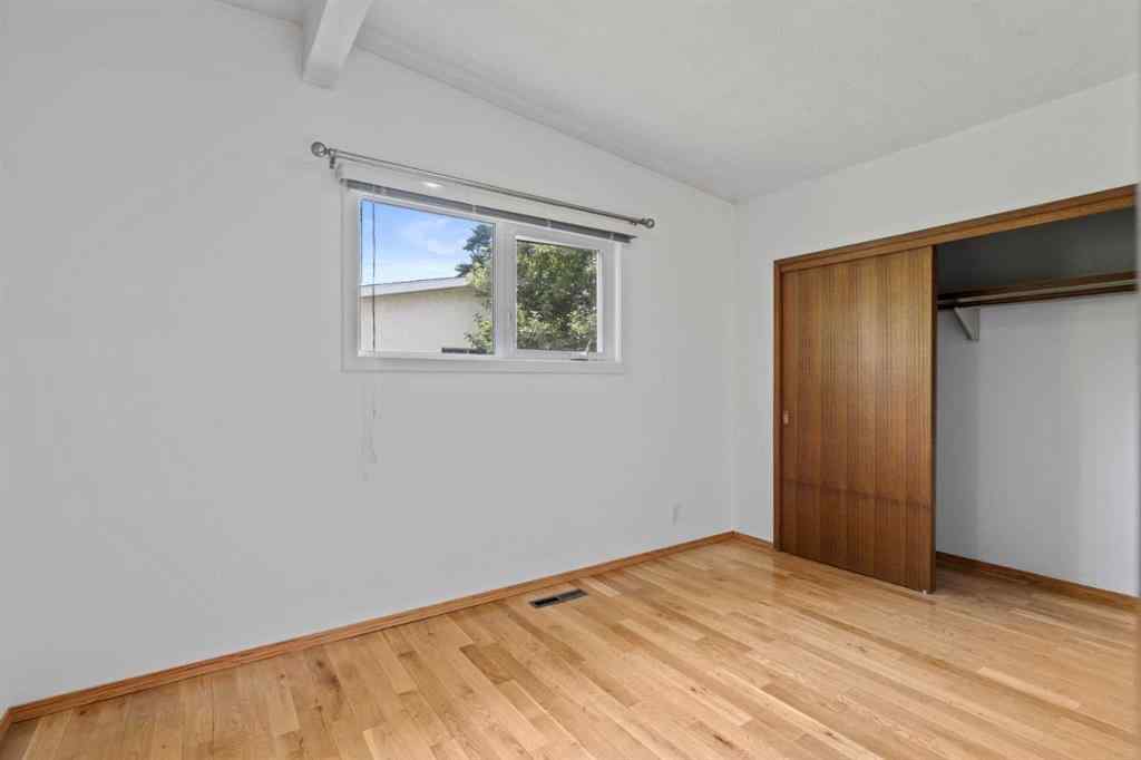 MLS® A2247229 - 5212 33 Street NW in Brentwood Calgary, Residential