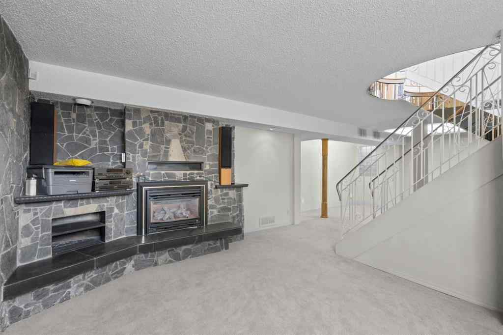 MLS® A2247229 - 5212 33 Street NW in Brentwood Calgary, Residential