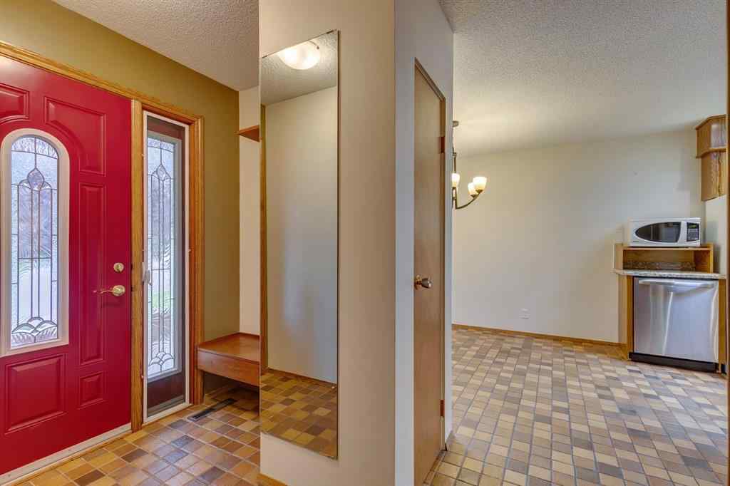 MLS® A2247230 - 5624 Ladbrooke Drive SW in Lakeview Calgary, Residential
