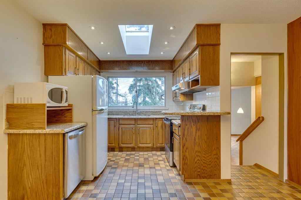 MLS® A2247230 - 5624 Ladbrooke Drive SW in Lakeview Calgary, Residential