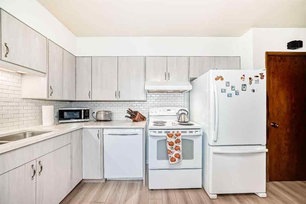MLS® A2247260 - 7520 7 Street SW in Kingsland Calgary, Residential