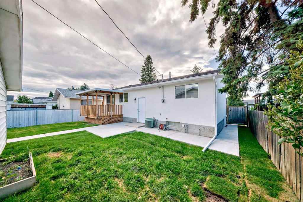 MLS® A2247324 - 256 Penbrooke Close SE in Penbrooke Meadows Calgary, Residential