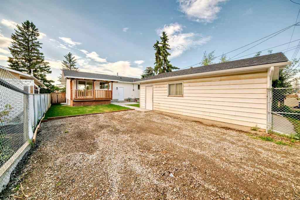 MLS® A2247324 - 256 Penbrooke Close SE in Penbrooke Meadows Calgary, Residential