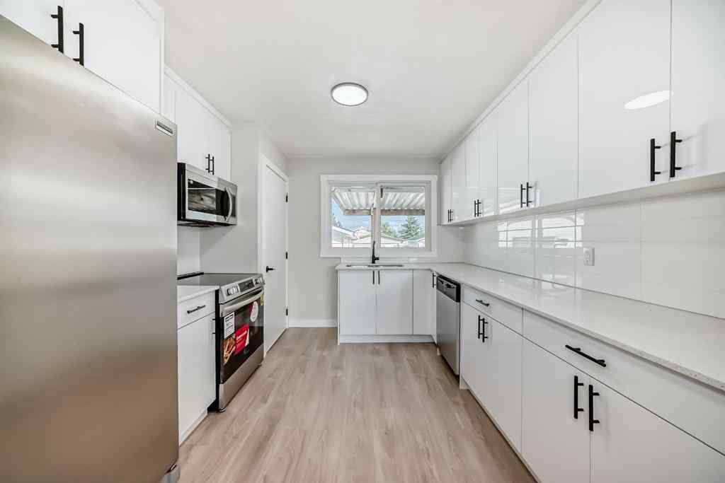 MLS® A2247324 - 256 Penbrooke Close SE in Penbrooke Meadows Calgary, Residential