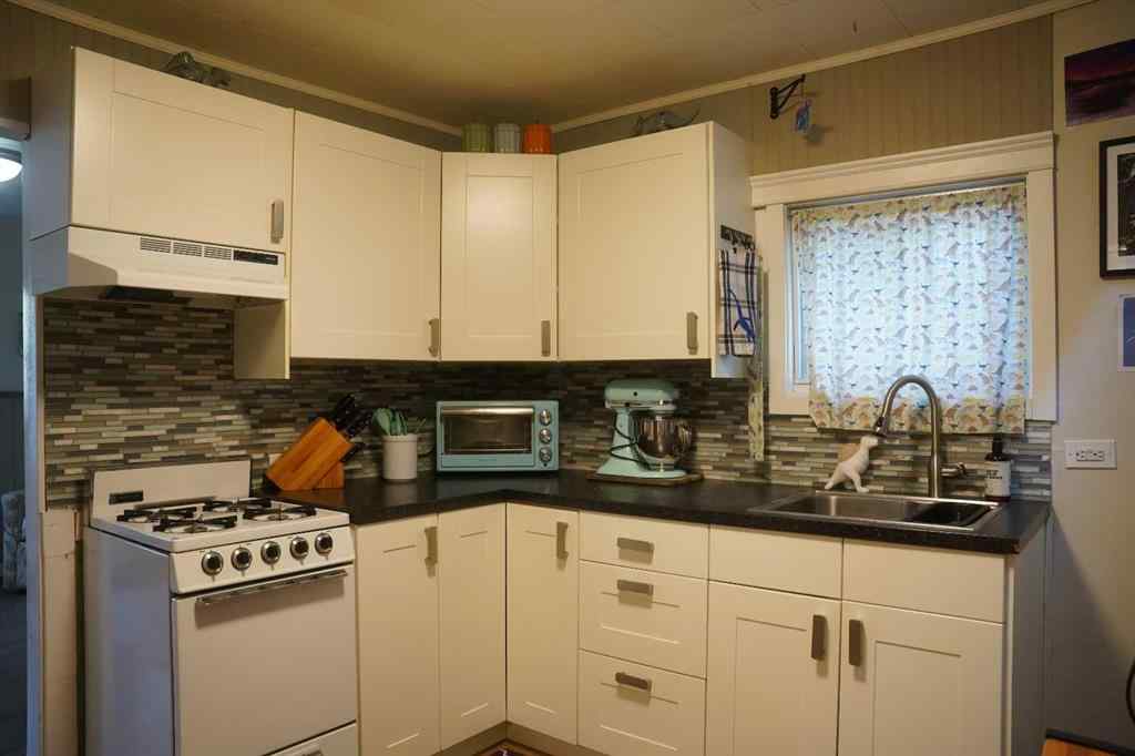MLS® A2247658 - 725 2 Avenue W in Downtown Drumheller, Residential