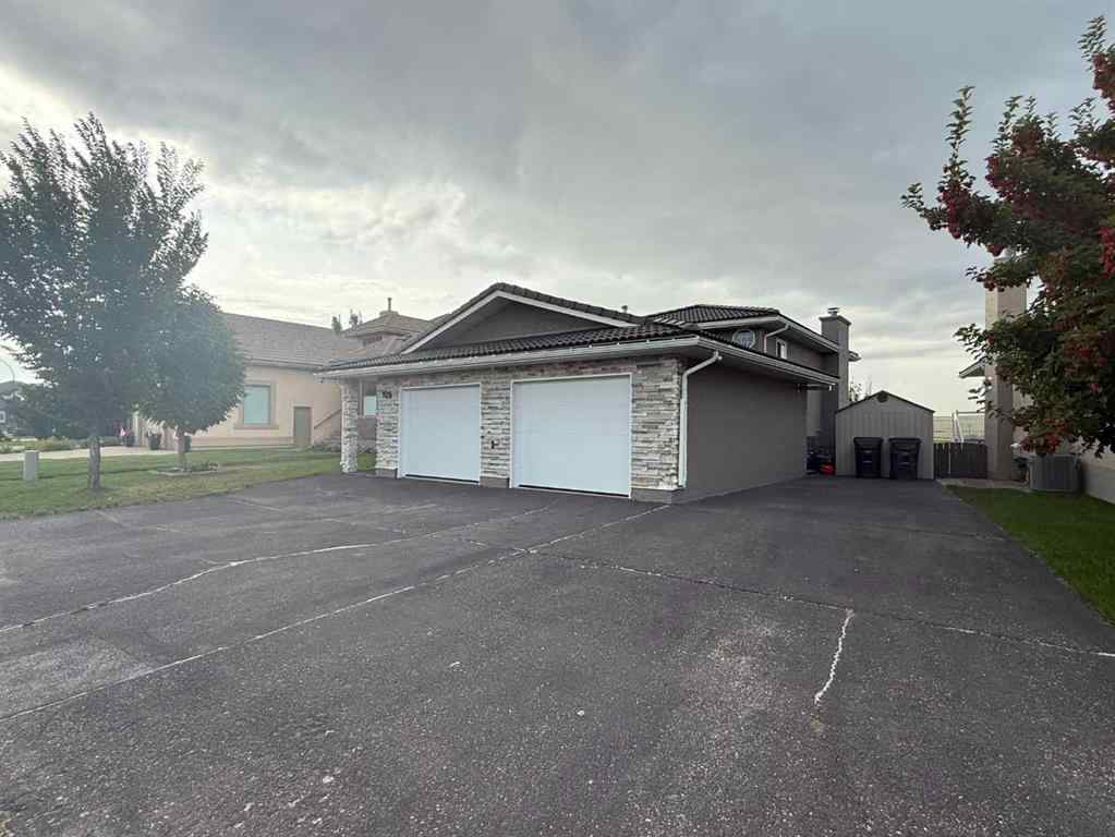 MLS® A2247759 - 725 Taylor Road SE in Ross Glen Medicine Hat, Residential