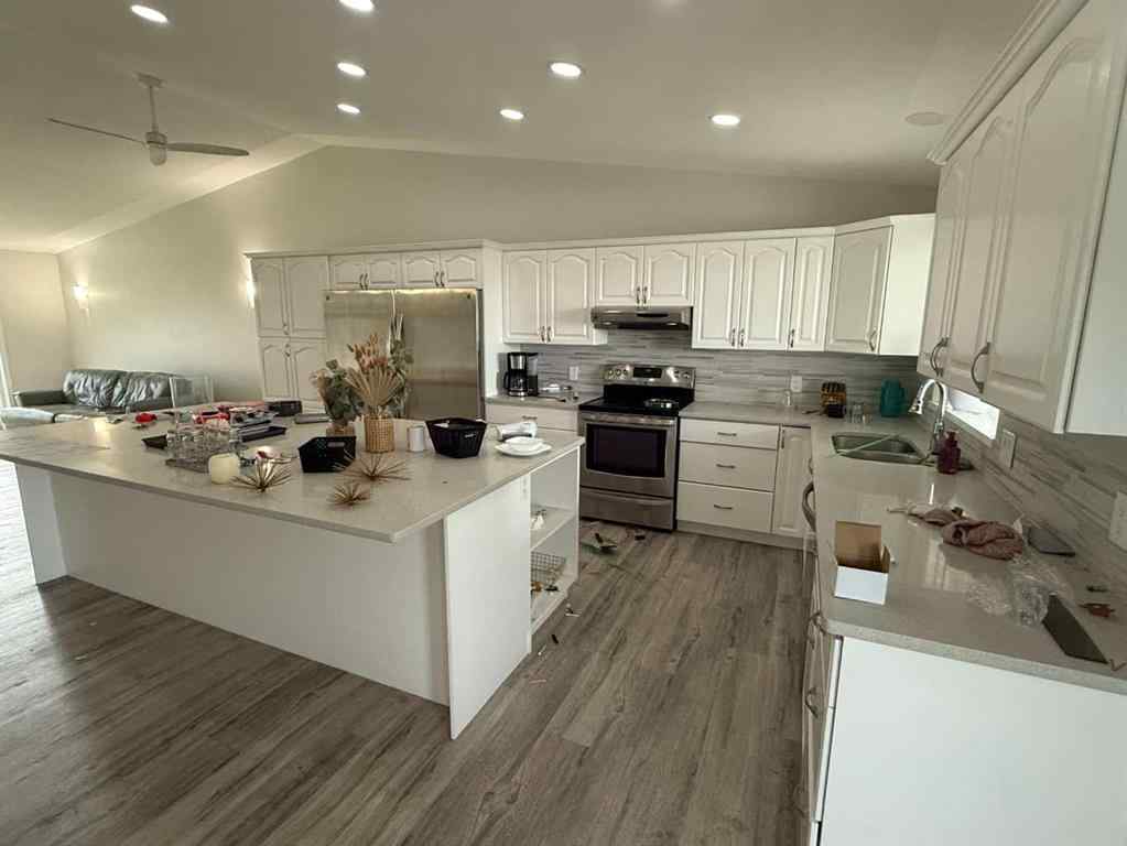 MLS® A2247759 - 725 Taylor Road SE in Ross Glen Medicine Hat, Residential