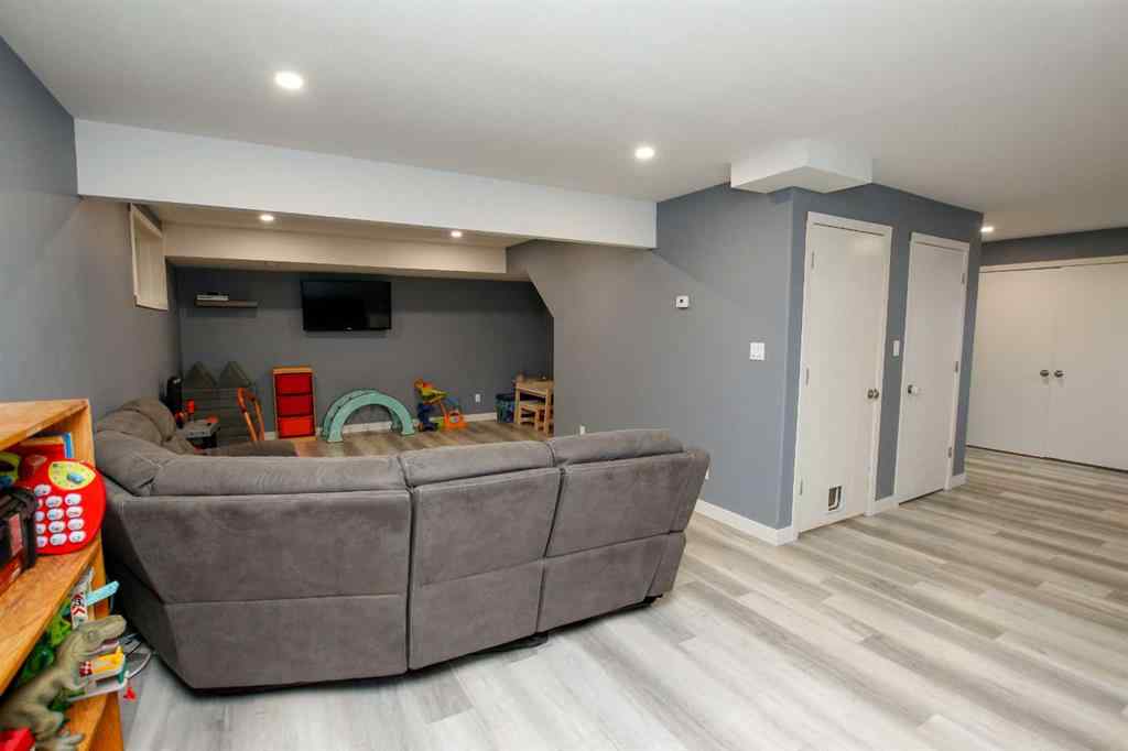 MLS® A2247835 - 6 Henderson Crescent  in Hawkridge Estates Penhold, Residential
