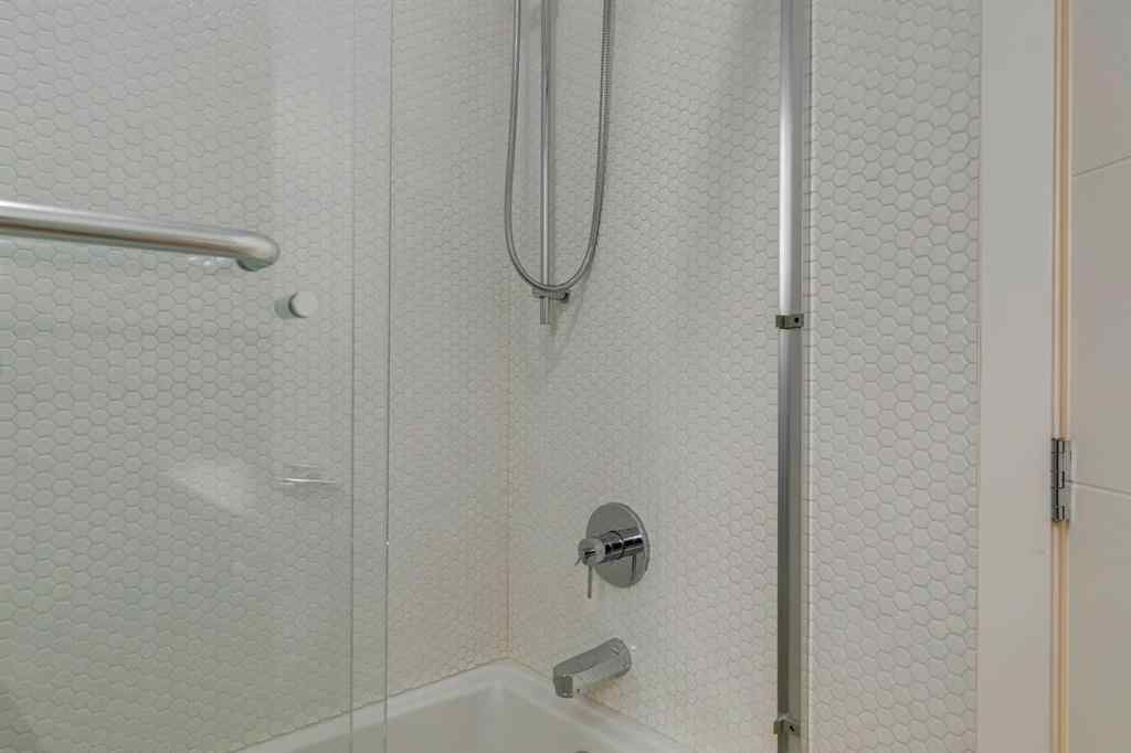 MLS® A2247954 - 2025 51 Avenue SW in North Glenmore Park Calgary, Residential