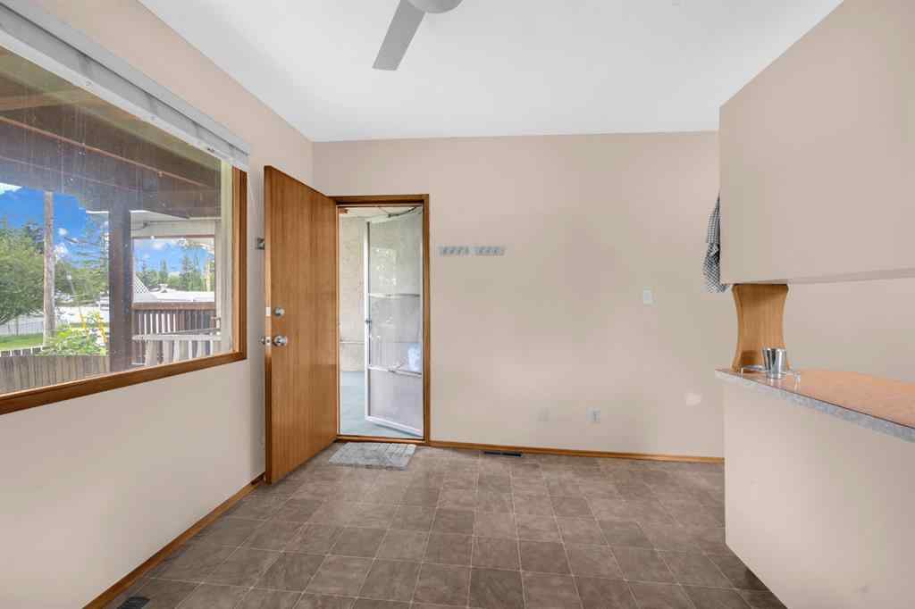 MLS® A2247998 - 4013 Vance Place NW in Varsity Calgary, Residential