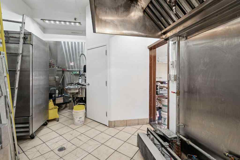 MLS® A2248038 - 704 41 Avenue NE in Greenview Industrial Park Calgary, Commercial