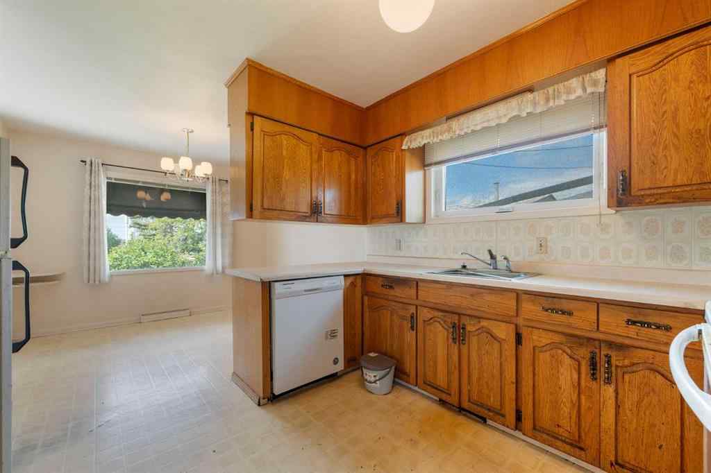 MLS® A2248147 - 4 Cornell Place NW in Cambrian Heights Calgary, Residential