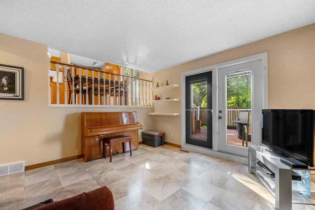 MLS® A2248242 - 7 Bernard Court NW in Beddington Heights Calgary, Residential