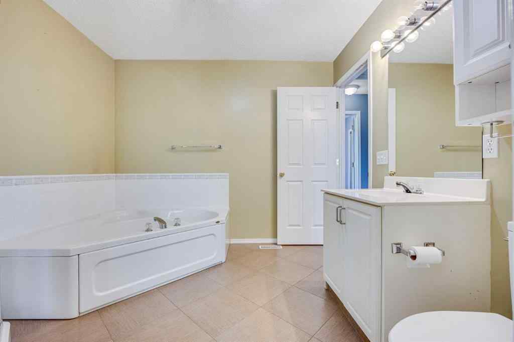 MLS® A2248303 - 225 Killarney Glen Court SW in Killarney/Glengarry Calgary, Residential