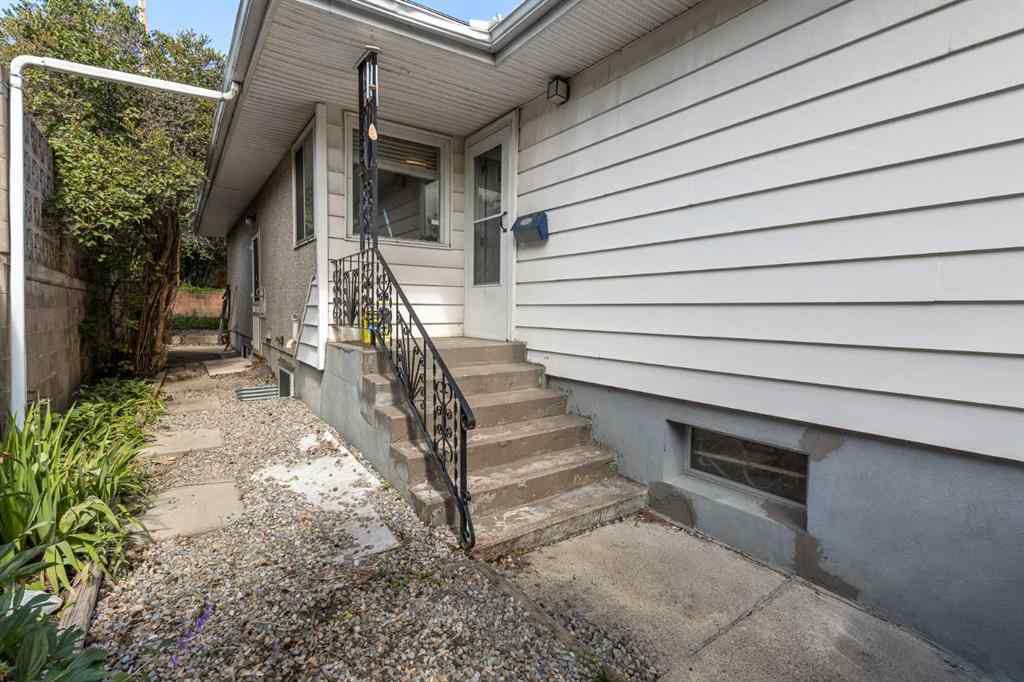 MLS® A2248320 - 206, 208 43 Avenue SW in Parkhill Calgary, Residential