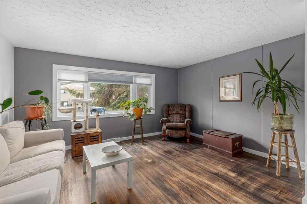 MLS® A2248320 - 206, 208 43 Avenue SW in Parkhill Calgary, Residential