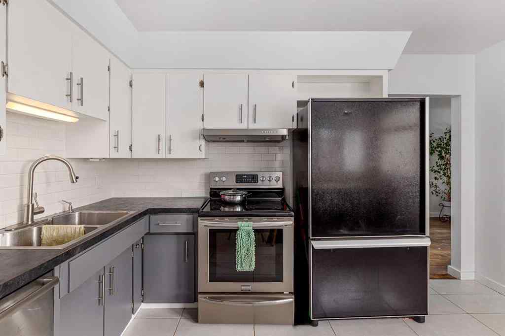MLS® A2248320 - 206, 208 43 Avenue SW in Parkhill Calgary, Residential