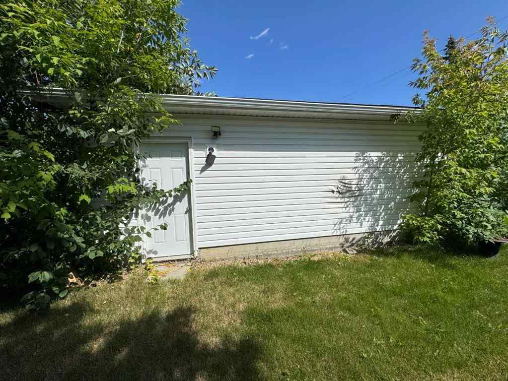 MLS® A2248353 - 9509 104 Avenue  in Hillside Grande Prairie, Residential