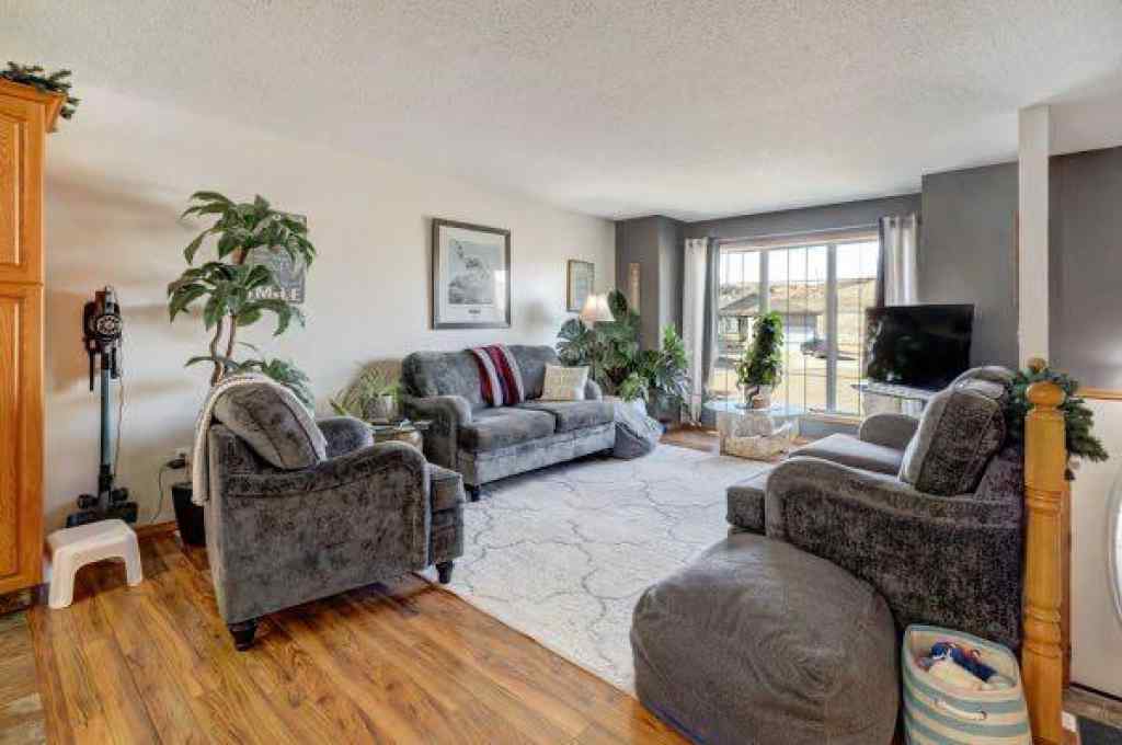 MLS® A2248523 - 1030 1 Street SW in Bankview Drumheller, Residential