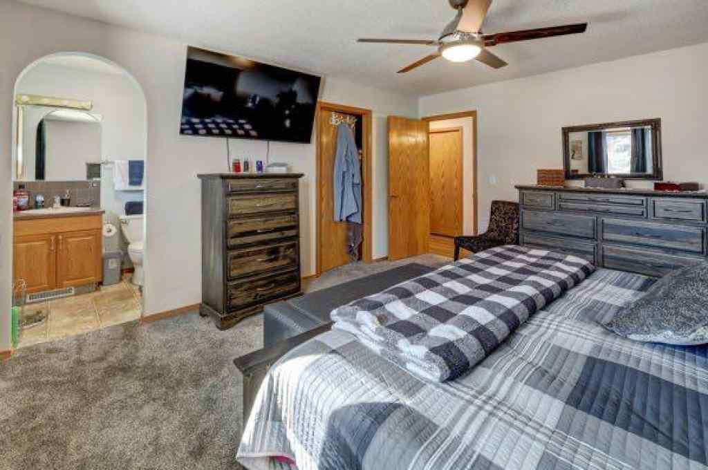 MLS® A2248523 - 1030 1 Street SW in Bankview Drumheller, Residential