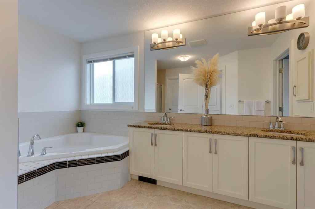 MLS® A2248652 - 136 Kinniburgh Gardens  in Kinniburgh North Chestermere, Residential