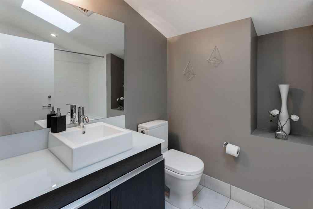 MLS® A2248668 - Unit #B 1310 Gladstone Road NW in Hillhurst Calgary, Residential