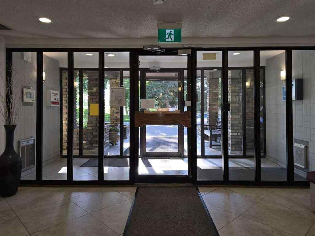 MLS® A2248729 - Unit #206 3730 50 Street NW in Varsity Calgary, Residential