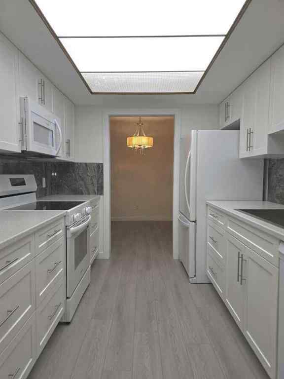 MLS® A2248729 - Unit #206 3730 50 Street NW in Varsity Calgary, Residential