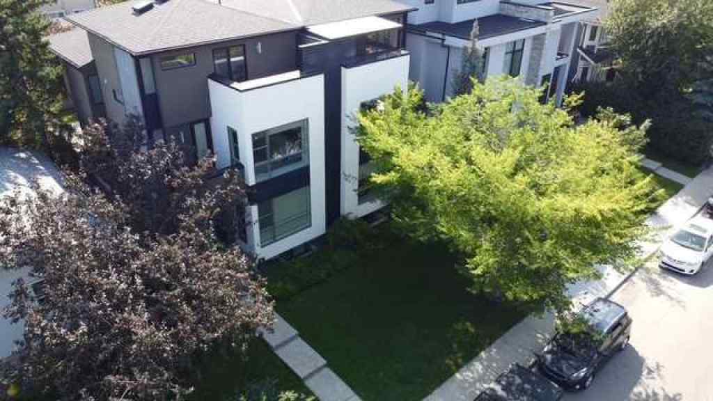 MLS® A2248810 - 2307 3 Avenue NW in West Hillhurst Calgary, Residential