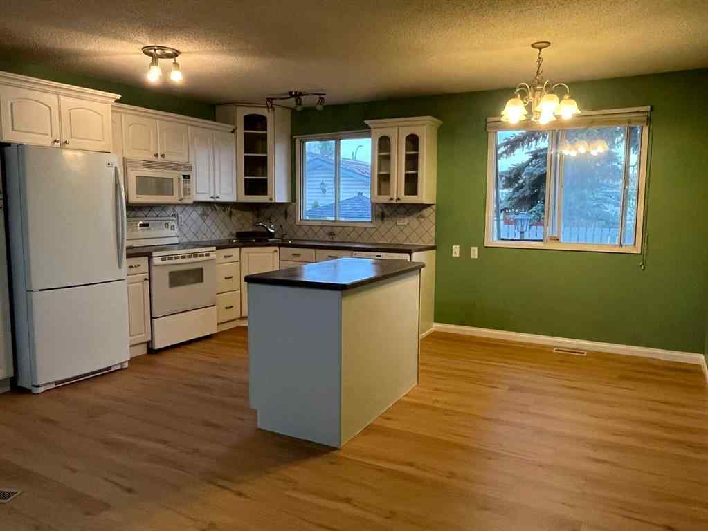 MLS® A2248947 - 5820 Rundlehorn Drive NE in Pineridge Calgary, Residential