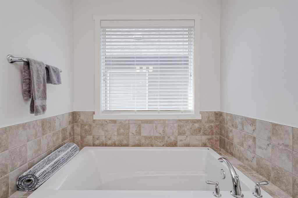 MLS® A2249190 - 225 Kingsmere Cove SE in Kings Heights Airdrie, Residential